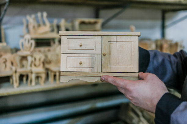 微型木制家具是手工制作的。木制玩具。数控机工作。儿童玩具图片下载