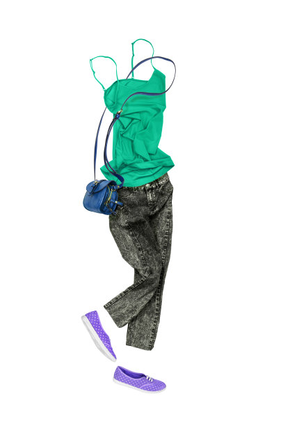 牛仔裤配t恤。白色背景图片下载