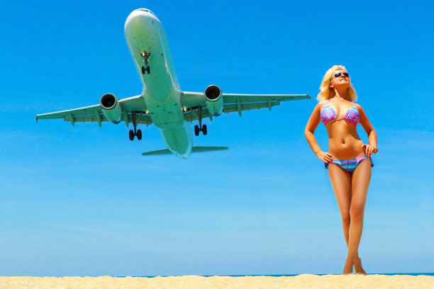 旅行的概念。年轻女子在飞行中。泰国普吉岛的迈考海滩图片下载