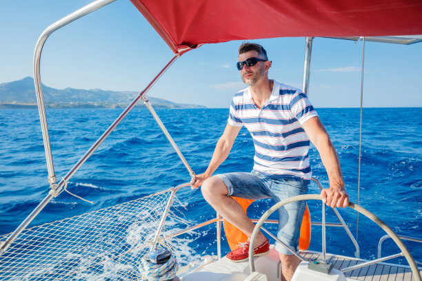 年轻人驾驶游艇图片下载