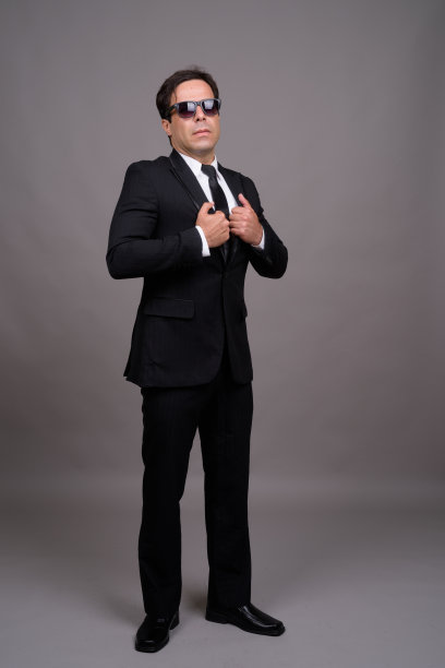 英俊的波斯商人灰色背景影棚拍摄图片下载