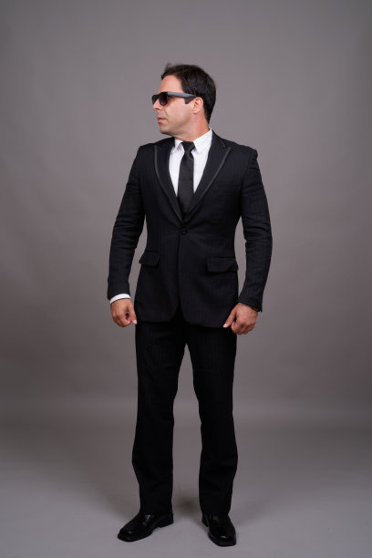 英俊的波斯商人灰色背景影棚拍摄图片下载