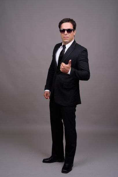 英俊的波斯商人灰色背景影棚拍摄图片下载