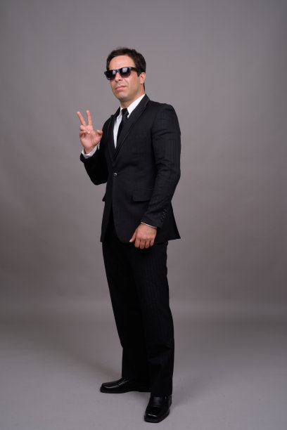 英俊的波斯商人灰色背景影棚拍摄图片下载
