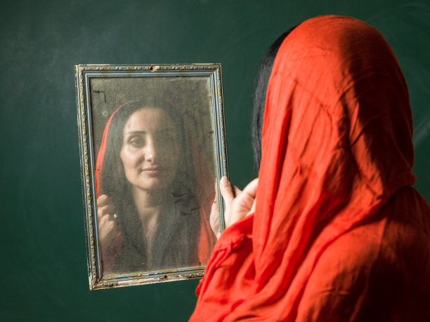 抱着旧木镜的女人的后视镜肖像图片下载