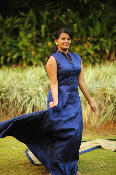 美丽的女性在花园里打旋图片下载