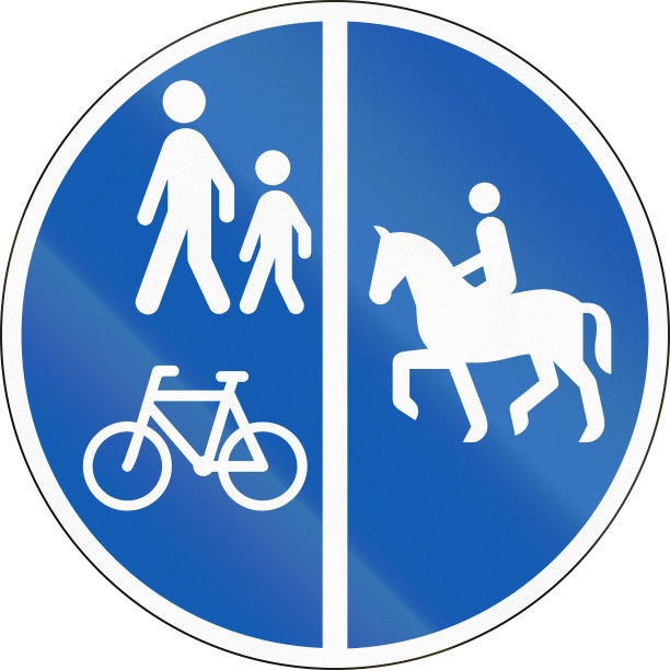 丹麦使用的路标。为骑马者、行人和骑自行车者分开的车道图片下载