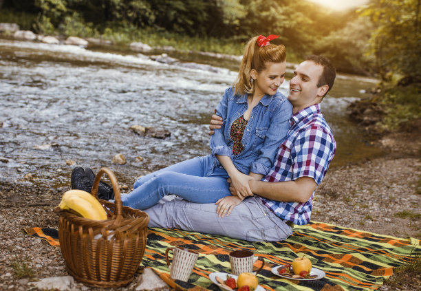 情侣享受野餐时光图片下载