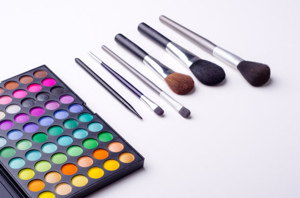 专业套装化妆，刷子，和色块图片下载