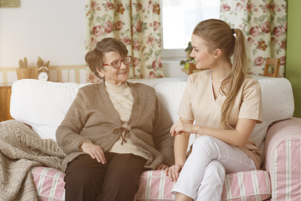 老人和护士坐在一起图片下载