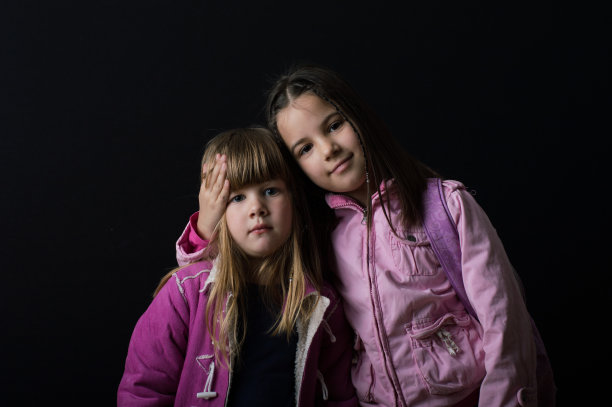 姐妹拥抱图片下载