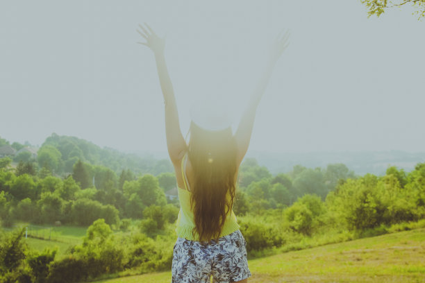 女士举起双手图片下载