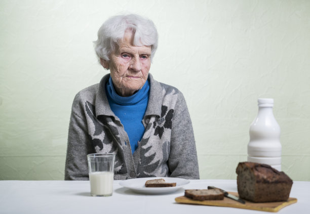 可怜的奶奶图片下载