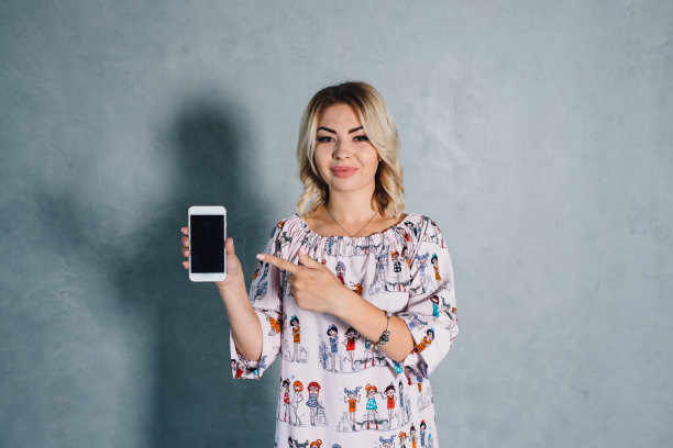 漂亮的年轻女子展示智能手机图片下载