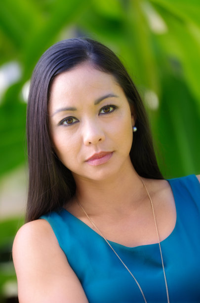 夏威夷波利尼西亚年轻女子的半身像图片下载