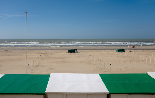 比利时德汉海滩上五颜六色的小木屋。图片下载