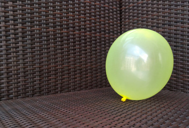 黑色柳条沙发上的气球，图片下载