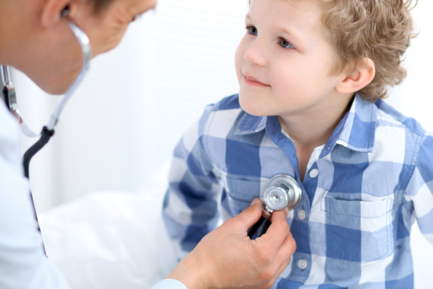 医生用听诊器检查儿童病人图片下载