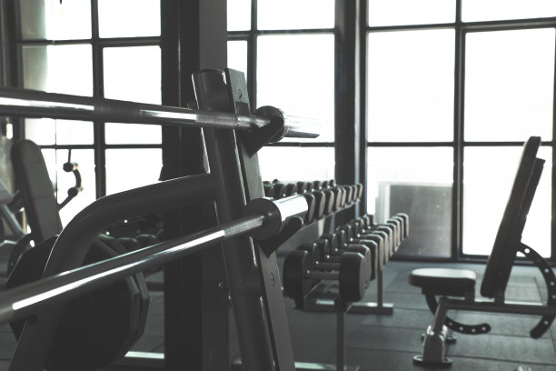 健身房的杠铃和哑铃图片下载