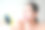 漂亮女人涂口红的肖像。美丽的概念。图片下载