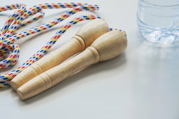 健康的生活方式——跳绳和一瓶水图片下载