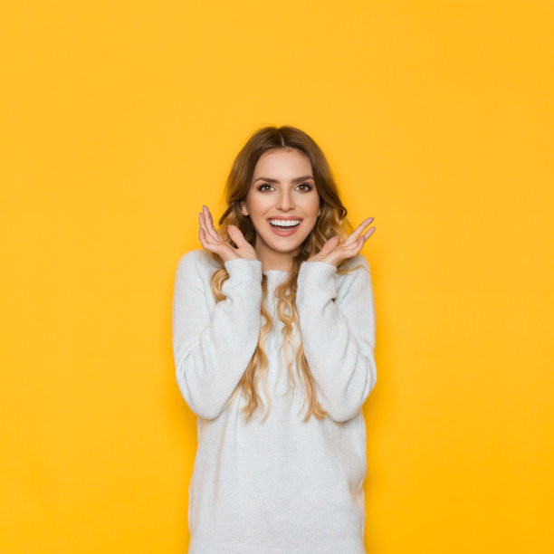 穿着彩色毛衣的快乐年轻女人图片下载