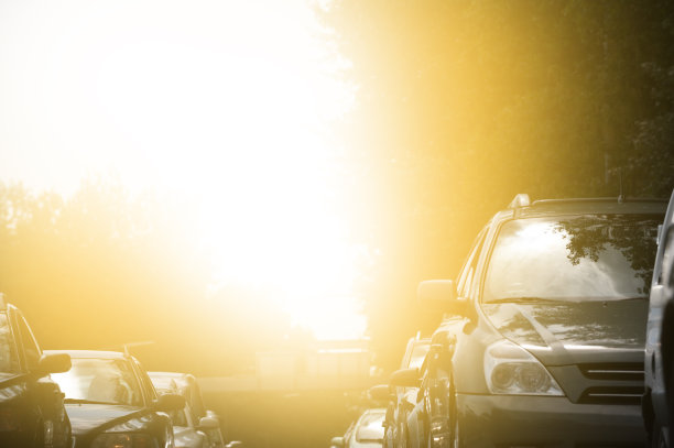 路上车流，排队，倒影，日落图片下载