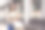 一个女人拿着购物袋走在城市街道上图片下载