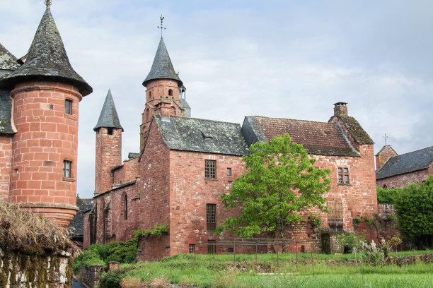 科隆格斯·拉鲁日，圣皮埃尔教堂外，科里兹，新阿基坦图片下载