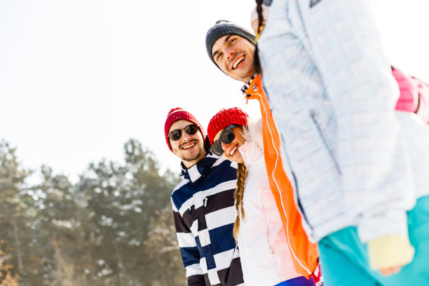 每天冬天和朋友散步图片下载