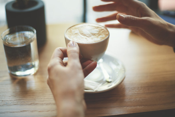 女人喝咖啡图片下载