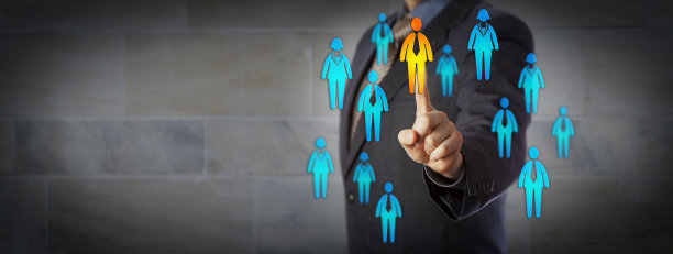 商人在一组中选择一个男性候选人素材图片