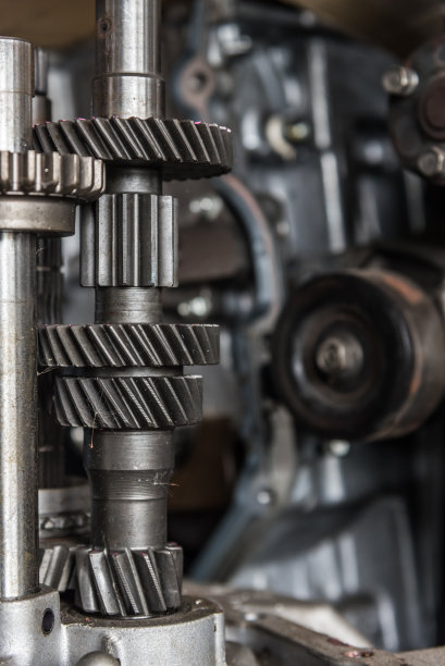 在汽车修理厂，被拆卸的汽车会在发动机部件和齿轮附近弄脏发动机图片下载