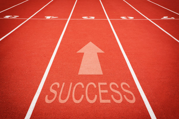 红色橡胶跑道上的“成功”字和田径跑道号码图片下载