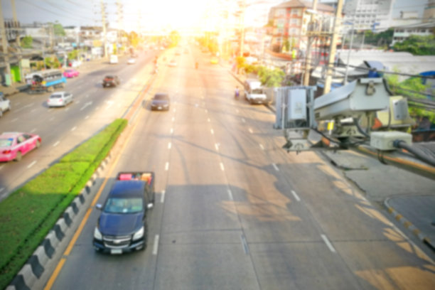 城市街道上的车辆模糊不清。图片下载