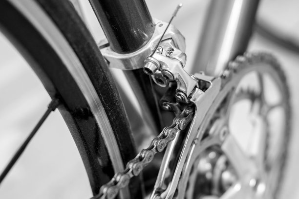 老式自行车上的链环图片下载