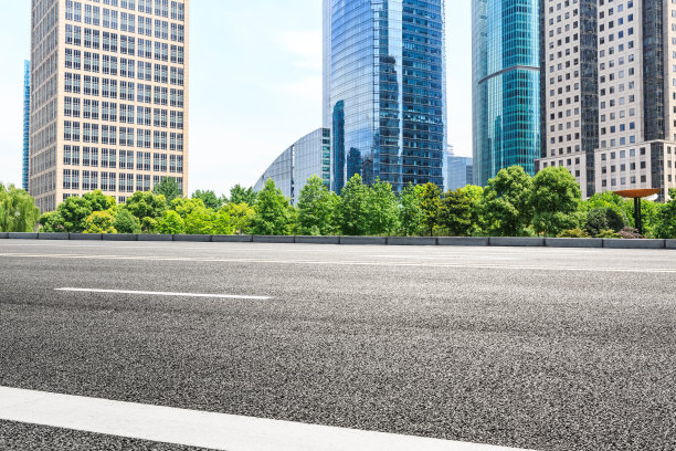 中国上海的柏油路和现代建筑图片下载