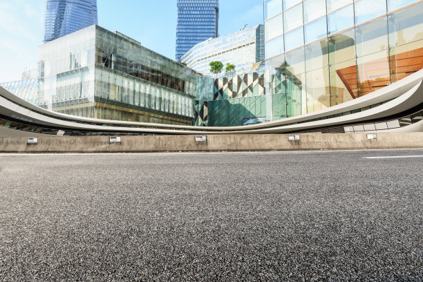 中国上海的柏油路和现代建筑图片下载