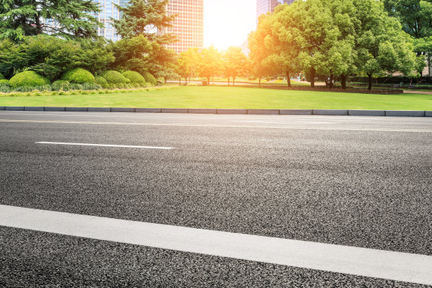 上海的柏油路和现代建筑图片下载