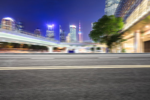 动感模糊了上海的柏油路和现代建筑图片下载