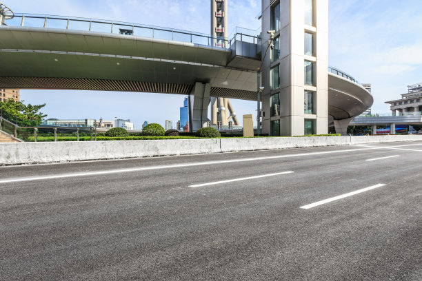 上海的柏油路和现代建筑景观图片下载