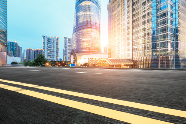 动感模糊了上海的柏油路和现代建筑图片下载