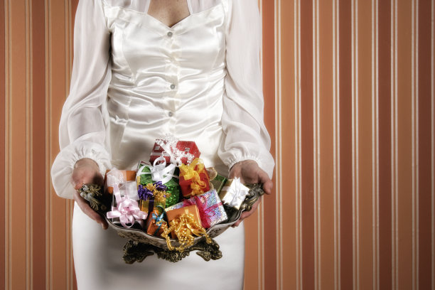 女人拿着礼盒堆着图片下载