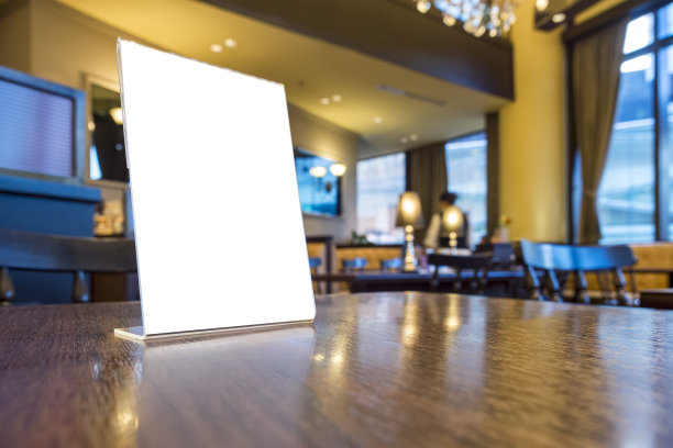 模拟菜单框架在餐桌，酒吧，餐厅，咖啡厅内部图片下载