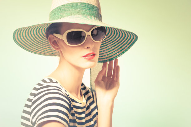 戴着帽子和太阳镜的女人图片下载