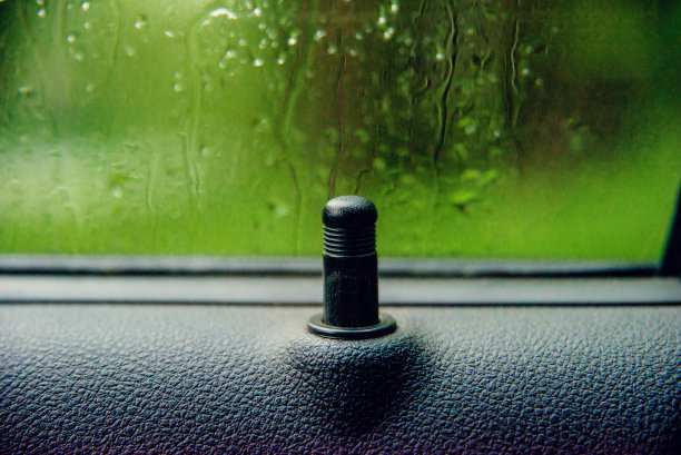 特写照片的人按按钮控制窗口在汽车图片下载