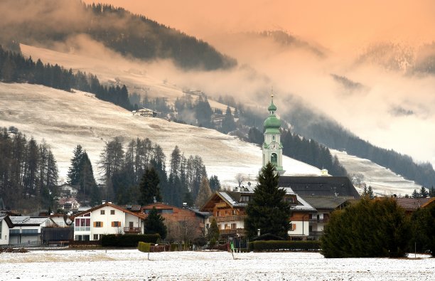 意大利Val Pusteria的Dobbiaco日落美景。图片下载