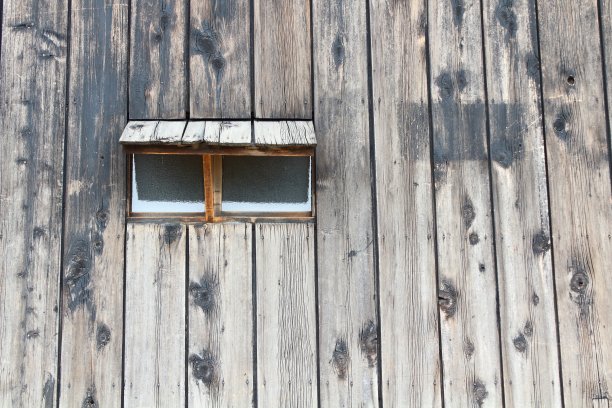 木墙上打开的窗户图片下载
