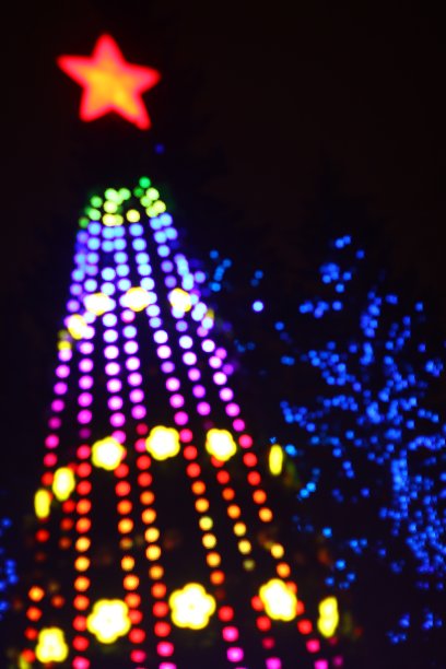 圣诞树灯的抽象圆形散景背景图片下载