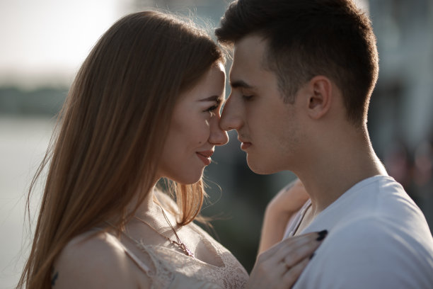 这是一对年轻情侣在城市里欣赏日落的照片图片下载